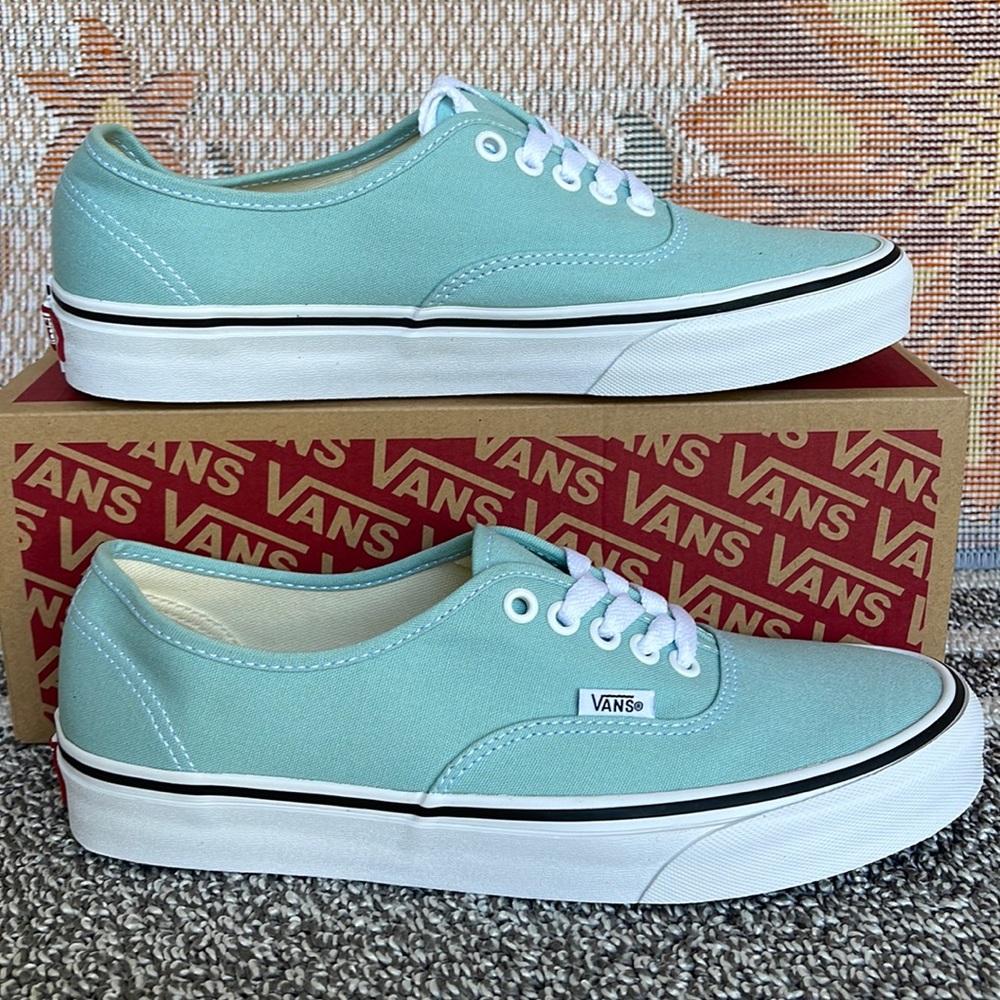 Vans WMNS Authentic
Color Theory Canal Blue
VN0ASKS9H70
Sneakers